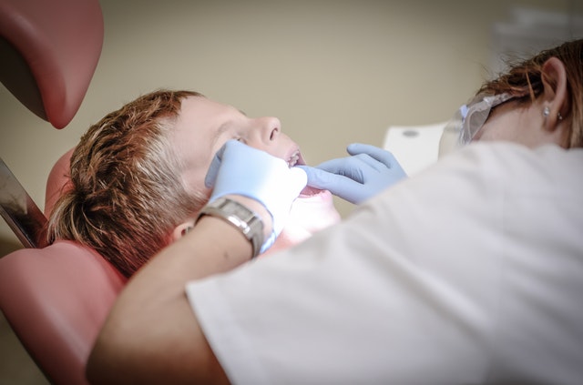 zubní lékařka vyšetřuje dítě