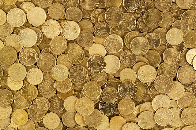 hodně mincí